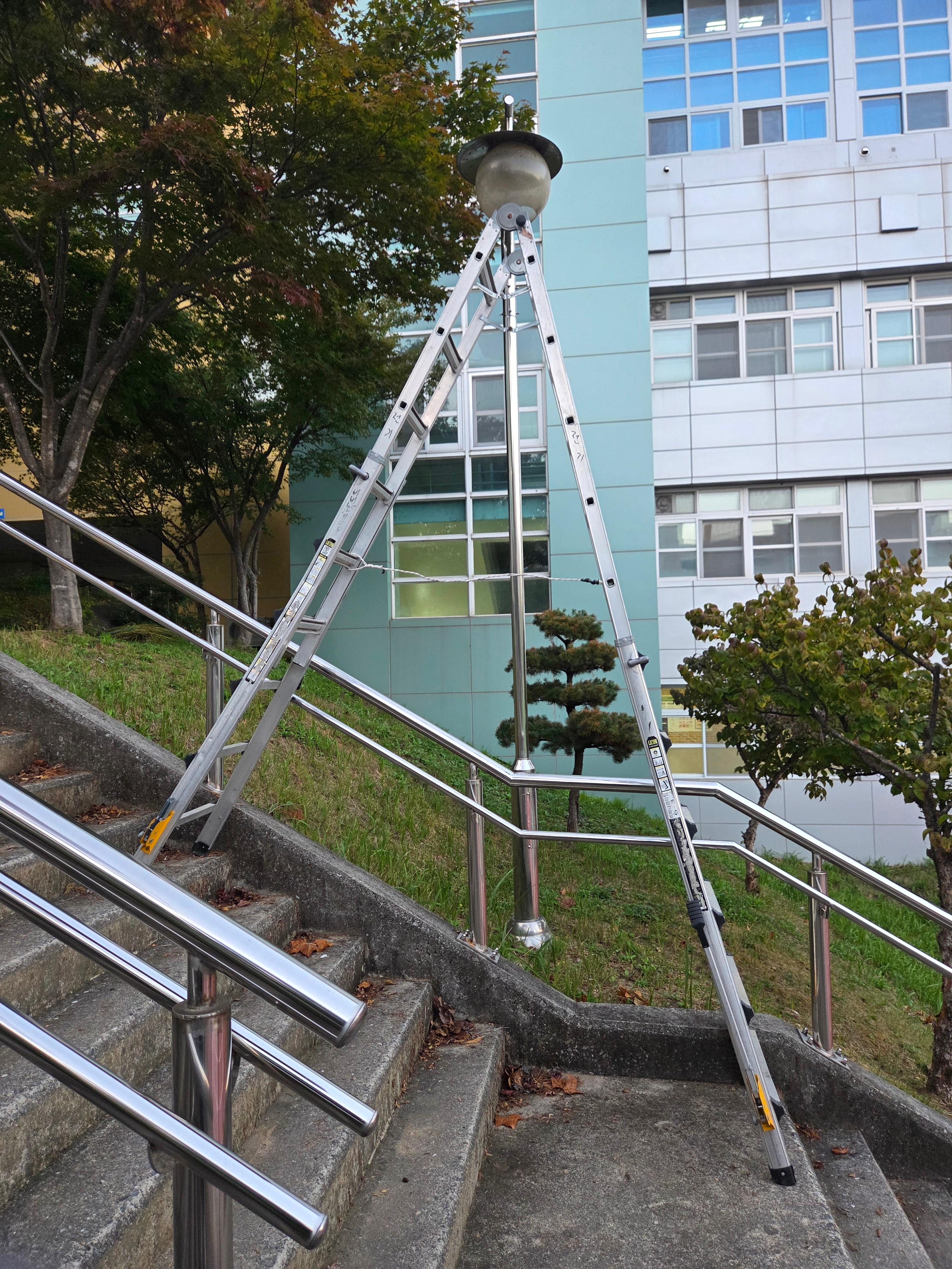 대전 동신과학고 계단과 난간 옆의 둥근 가로등 및 현장 사다리